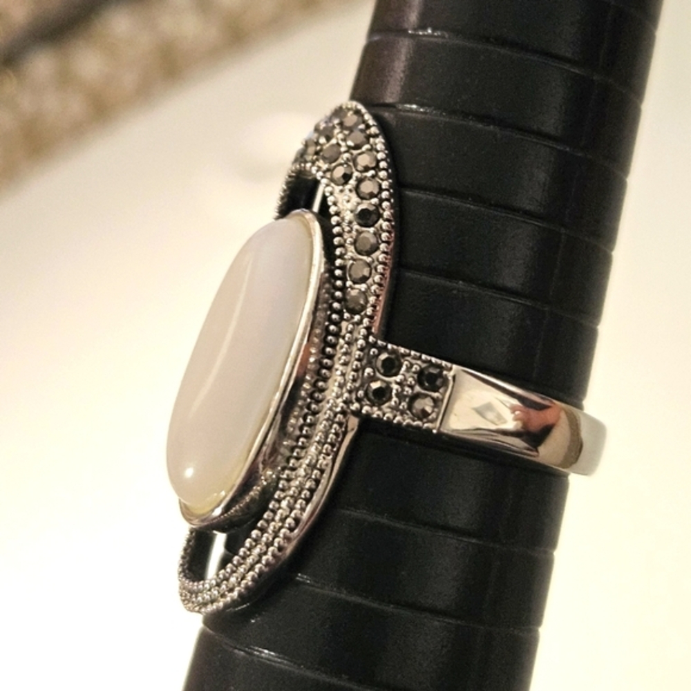 Elegant Silver Oval Ring - Picture 9 of 9